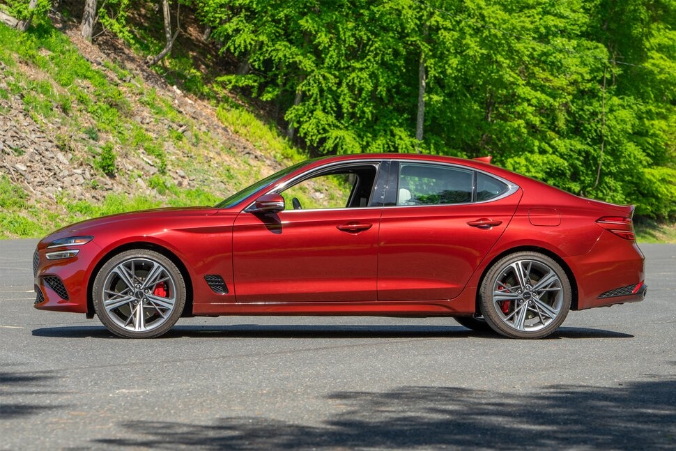 جنسیس G90 مدل ۲۰۲۵، یک سدان لوکس و بزرگ کرهای ولی قیمت مناسب است.