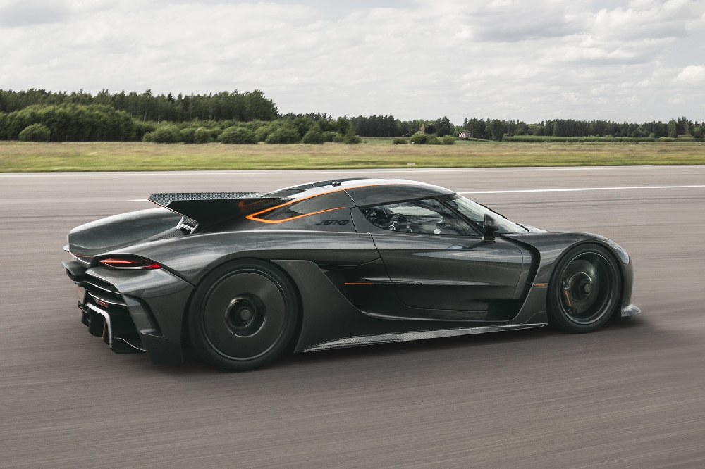 کونیگزگ جسکو ابسولوت، سریع‌ترین خودروی جاده‌ای با رکورد سرعت ۵۳۰ کیلومتر بر ساعت