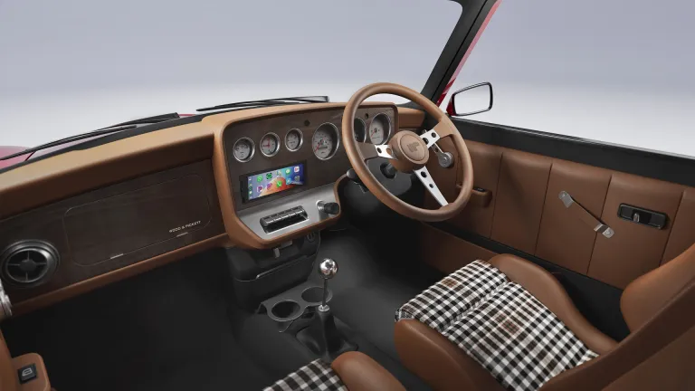 کابین داخلی مینی وود اند پیکت با داشبورد چوبی و جزئیات کلاسیک