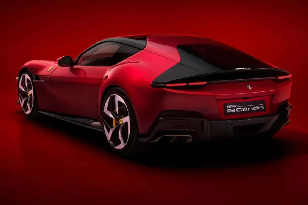 عکس از پشت خودرو فراری 12 سیلندری