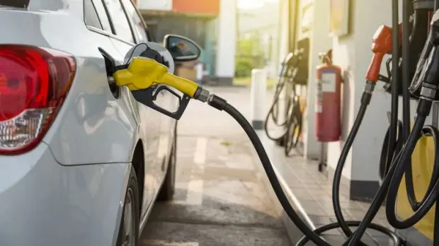 نمای بنزین زدن در پمپ بنزین