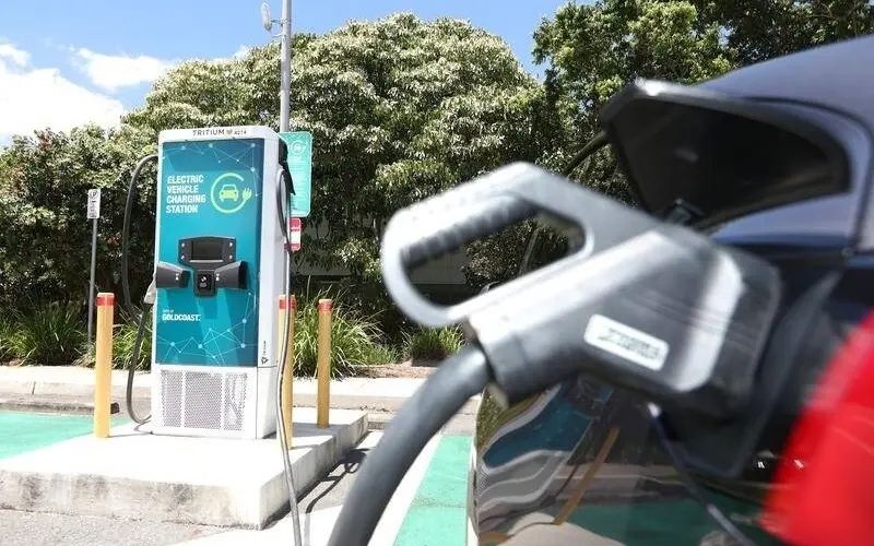 سیستم باتری و ماژول برقی خودرو هیبرید در حال شارژ