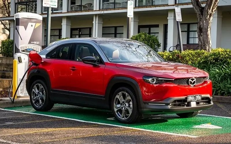 شارژ خودرو هیبرید پلاگین در ایستگاه شارژ شهری