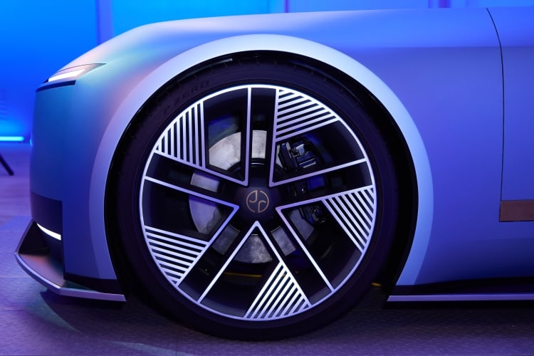 فرانک استفنسون در حال تحلیل طراحی خودرو