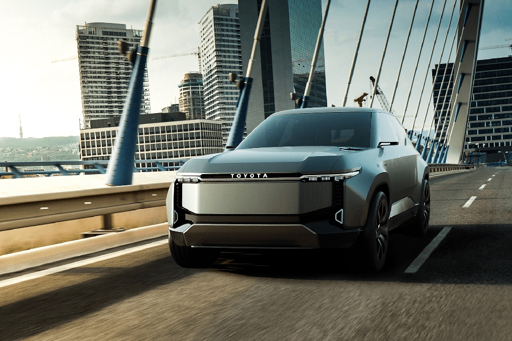 نمای جلویی تویوتا لندکروزر برقی با چراغهای روشن و جلوپنجره مشخص