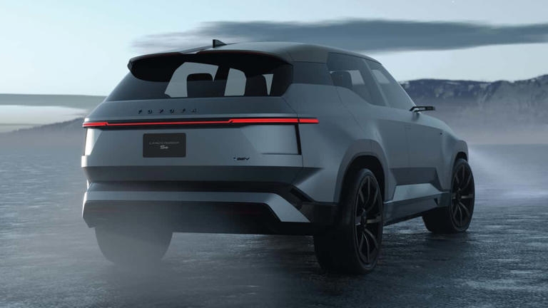 نمای عقب تویوتا RAV4 برقی، چراغهای عقب و در صندوق عقب مشخص