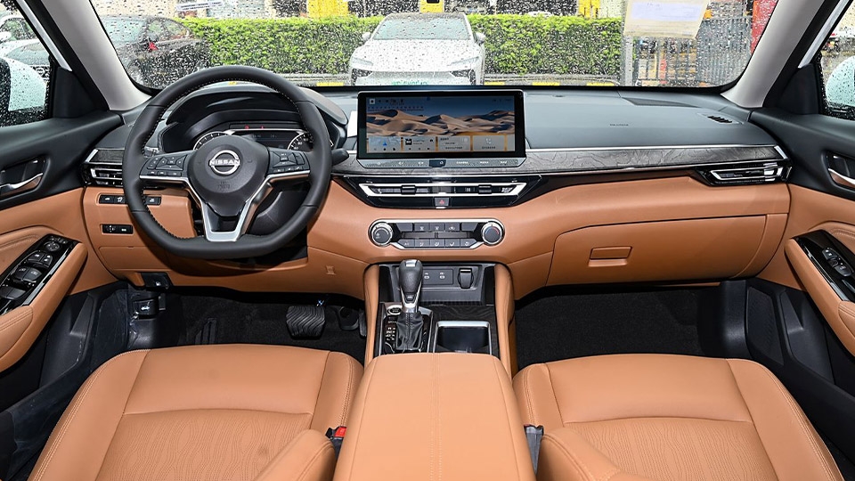 نمای داخلی نیسان آلتیما با نمایشگر لمسی و طراحی لوکس